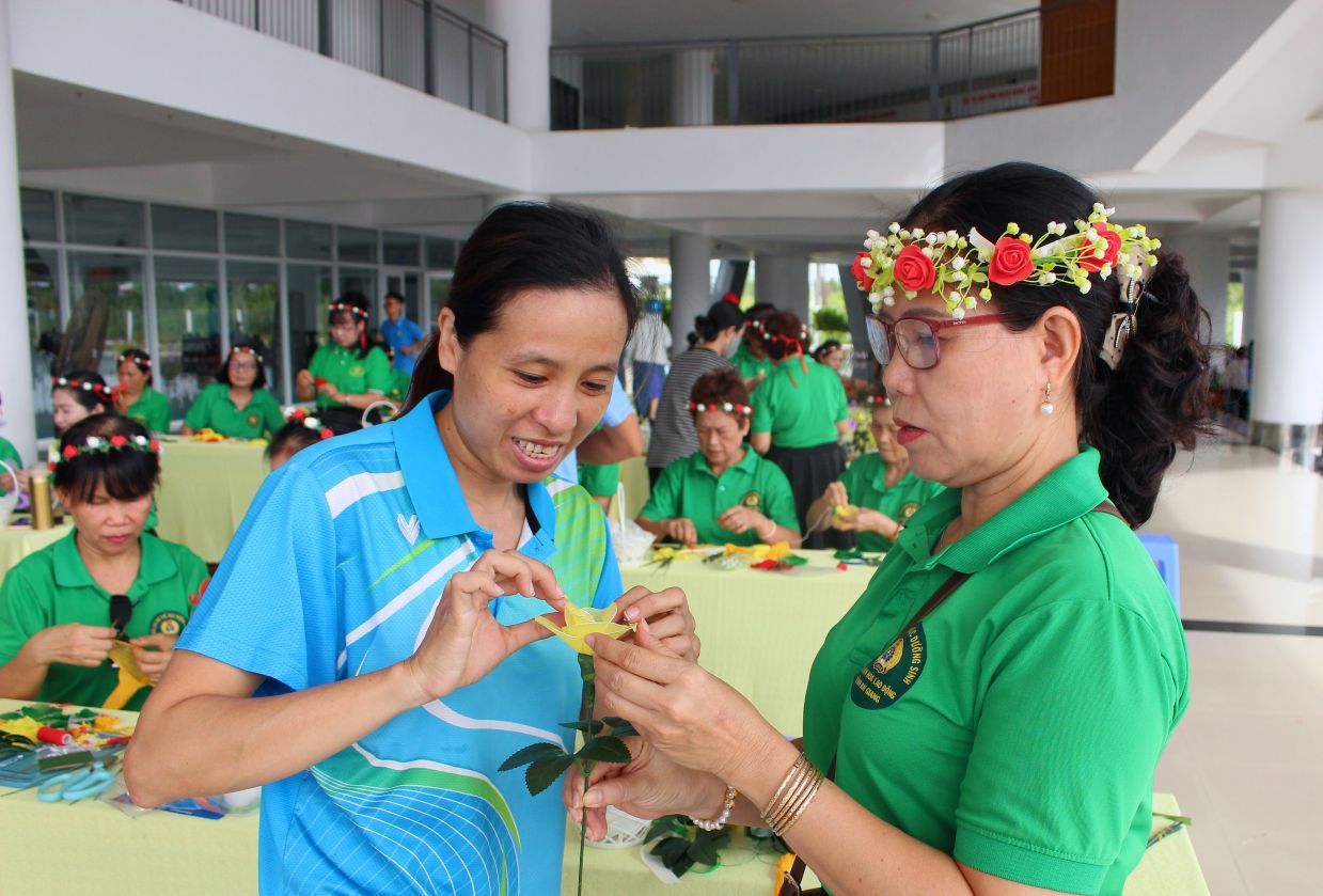 Cac chuyen gia huong dan tan tinh. Anh: Lam Dien