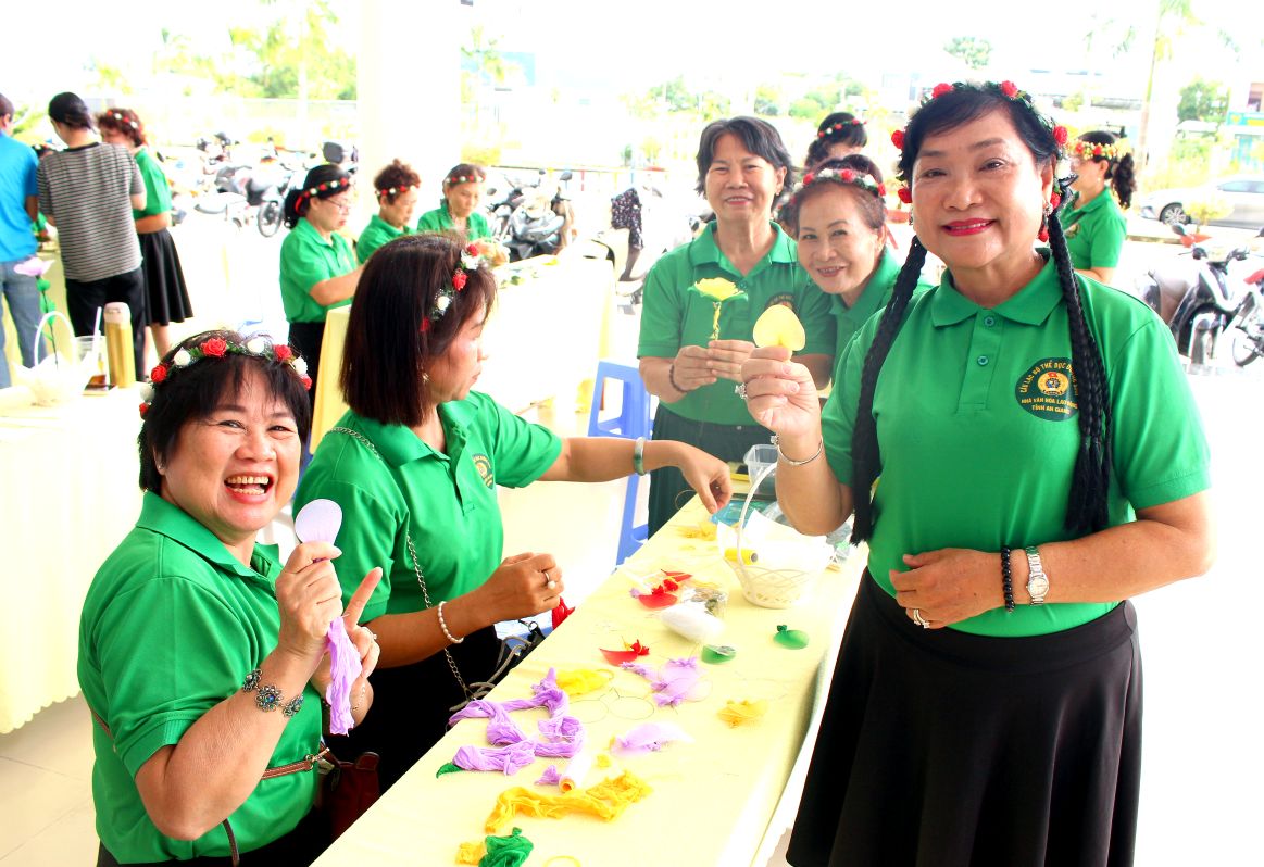Trong qua trinh tao tac hoa, cac hoc vien vui ve trao doi vat lieu, chia se, tro chuyen vui ve. Anh: Lam Dien