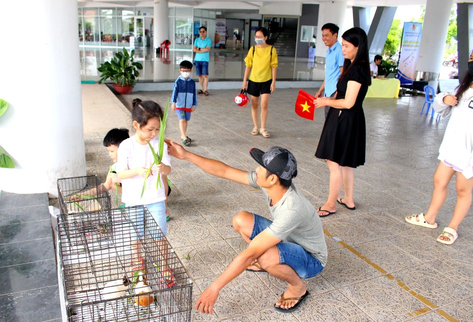 Diem vui dua voi thu cung tai Nha Van hoa lao dong tinh An Giang