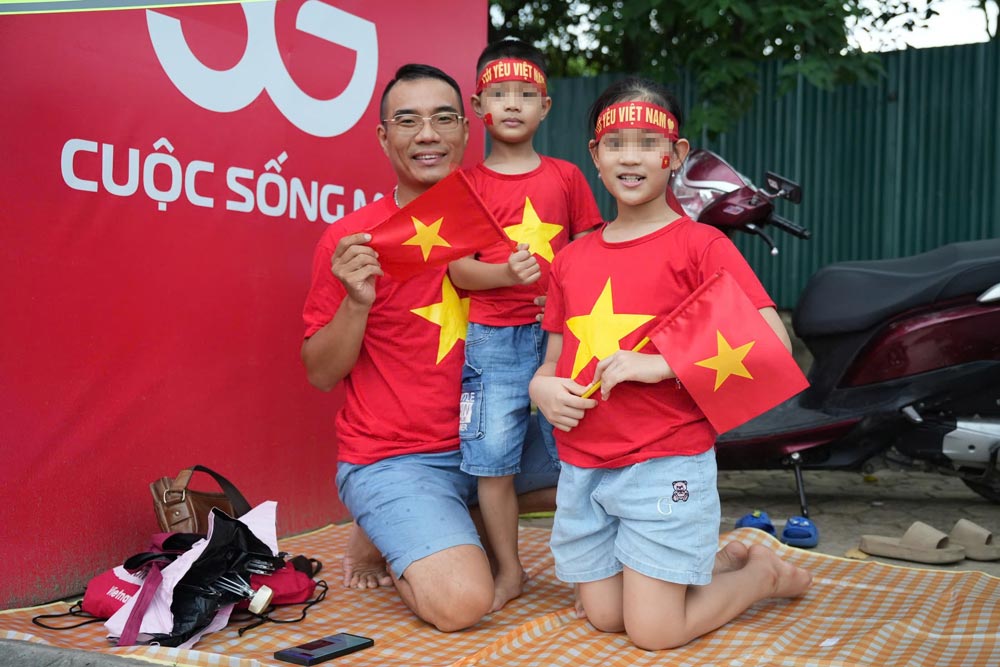 Anh Le Minh Phuong cung 2 con nho chon vi tri dep xem phuong tien, khi tai quan su. Anh: Song Huu