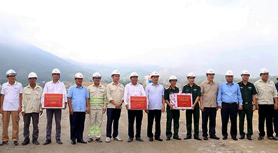 Pho Thu tuong Chinh phu Bui Thanh Son cung lanh dao tinh Tuyen Quang tang qua dong vien cac don vi thi cong du an cao toc Tuyen Quang-Ha Giang. Anh: Duc Thang.