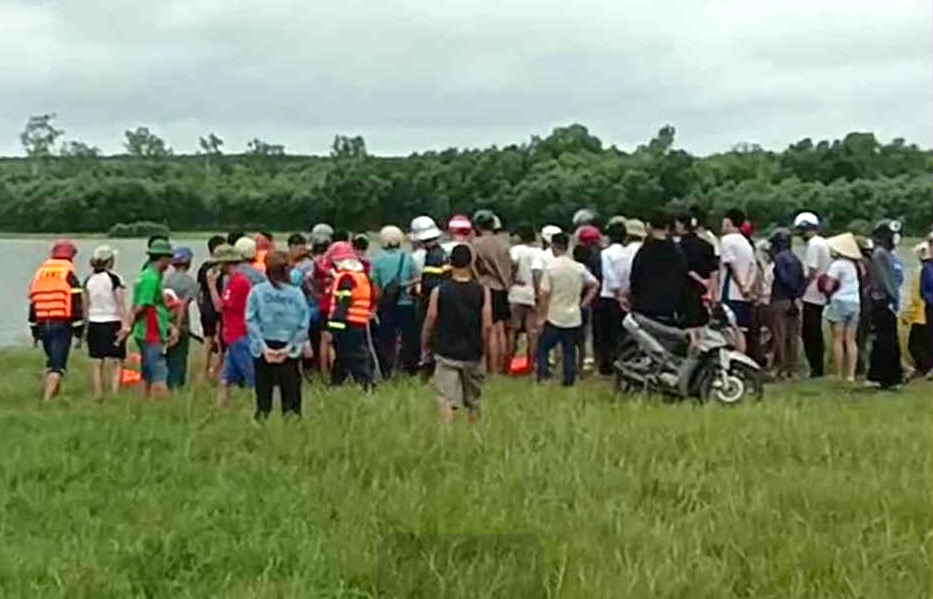A large number of people came to the scene of the incident that killed 1 person. Photo: Hai Xuan