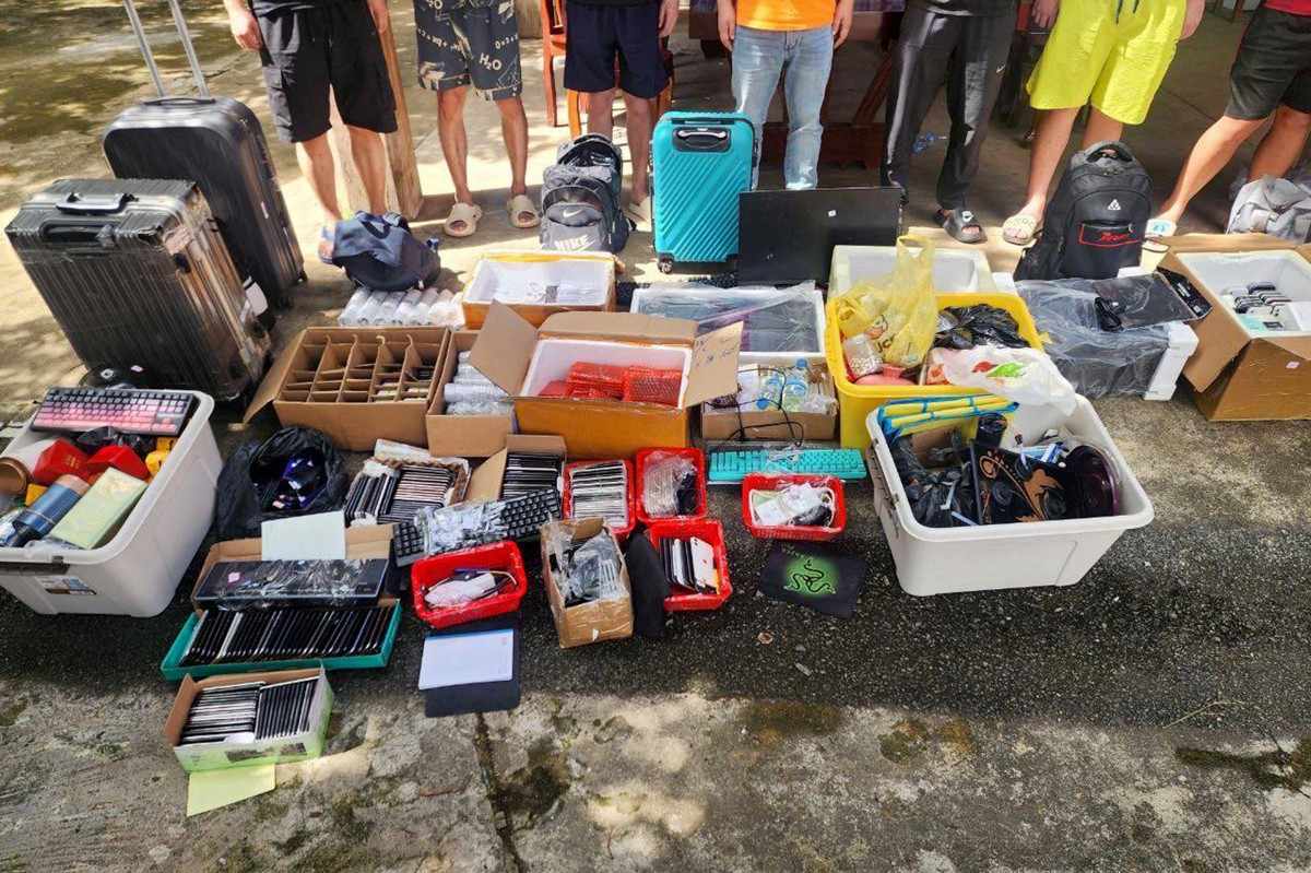 용의자들은 2025년 7월 18일 캄보디아 스퉁 트렝 보라 지방의 온라인 사기 센터 단속에서 휴대폰과 장비를 압수당했습니다. 사진: AFP