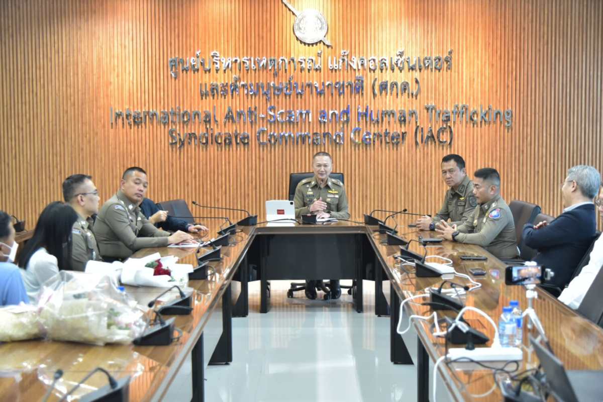 Tuong Thai Lan Thatchai Pitaneelabutr chu tri buoi hoan tra tien bi lua dao cho cac nan nhan, ngay 21.8.2025. Anh: Canh sat Thai Lan