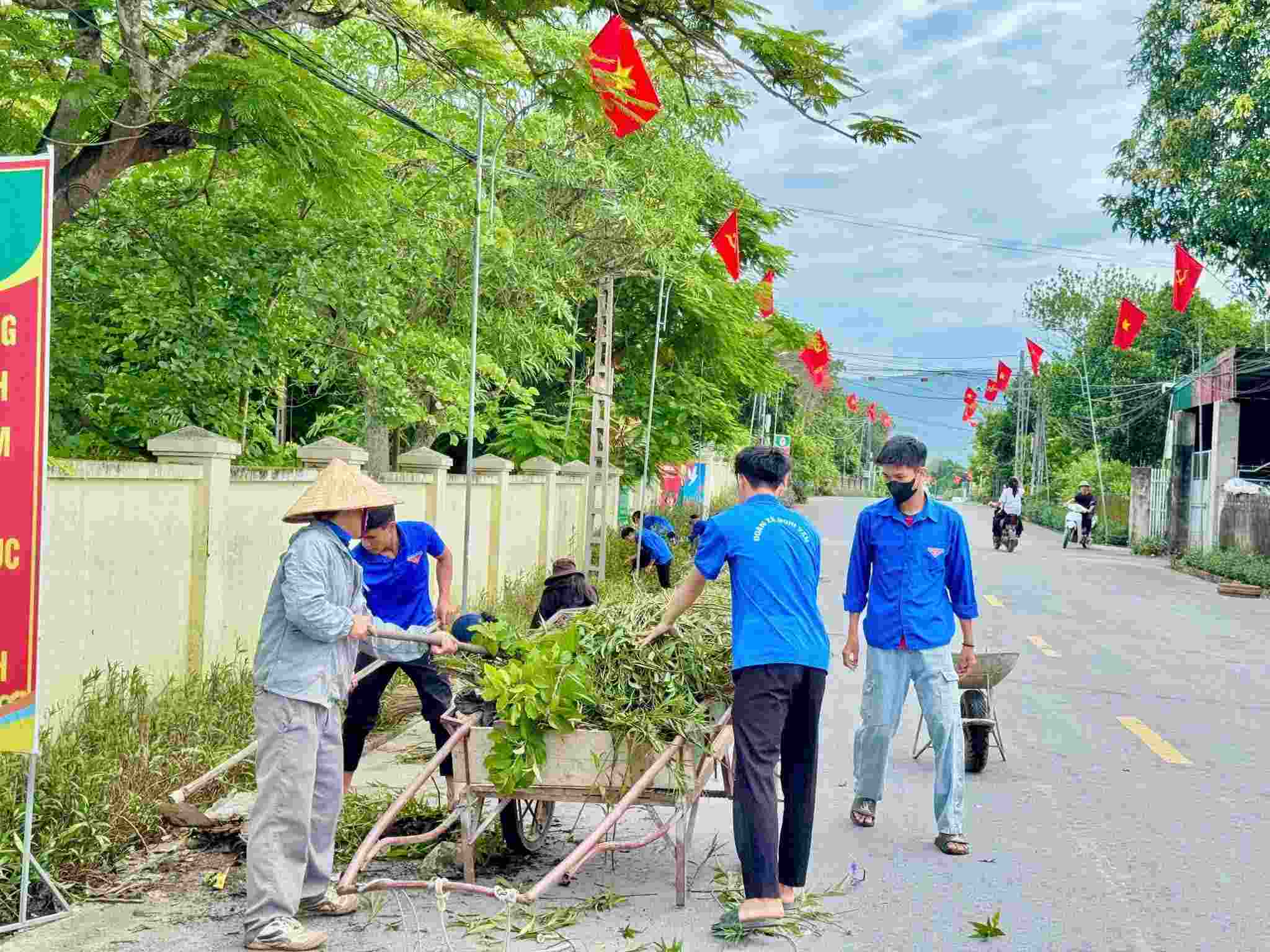 Doan vien, thanh nien Nghe An tham gia ho tro phong chong bao. Anh: Ngoc Anh