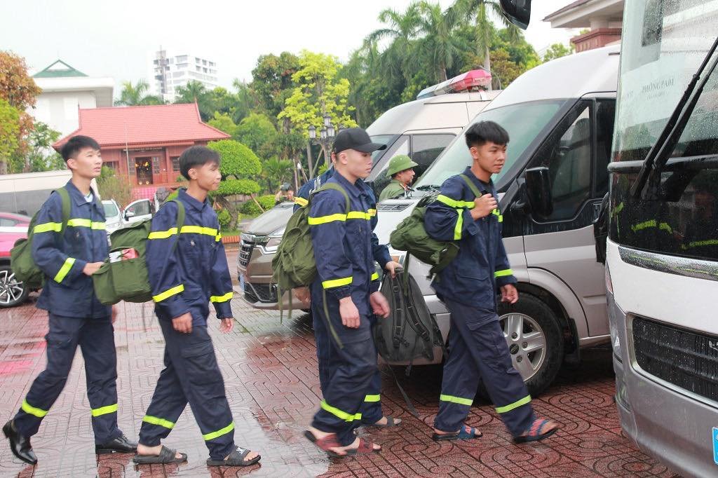 Luc luong CSGT Nghe An len duong giup dan ung pho bao so 5. Anh: Ngoc Anh
