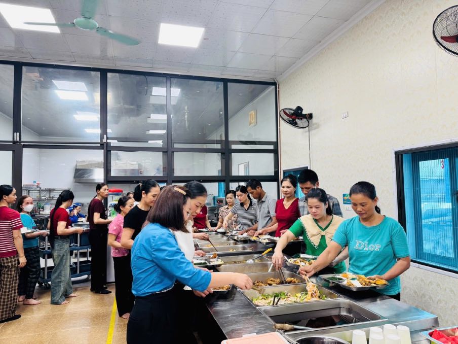 노동자들이 노동조합 만찬에 참석했습니다. 사진: Thuc Quyen