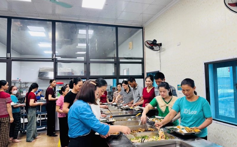 Workers attended the union meal. Photo: Thuc Quyen