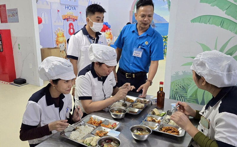 Workers of Hoya Lens Vietnam Co., Ltd. - Quang Ngai Branch enjoyed a "Union Meal" worth 57,000 VND/meal. Photo: Quang Ngai Trade Union