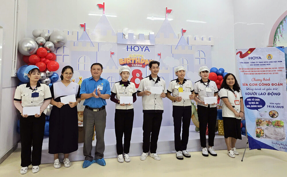 Ong Le Thanh Binh, Uy vien Ban Thuong vu Lien doan Lao dong tinh Quang Ngai trao qua cho nguoi lao dong lam viec tai Cong ty TNHH Hoya Lens Viet Nam - Chi nhanh Quang Ngai. Anh: Cong doan Quang Ngai