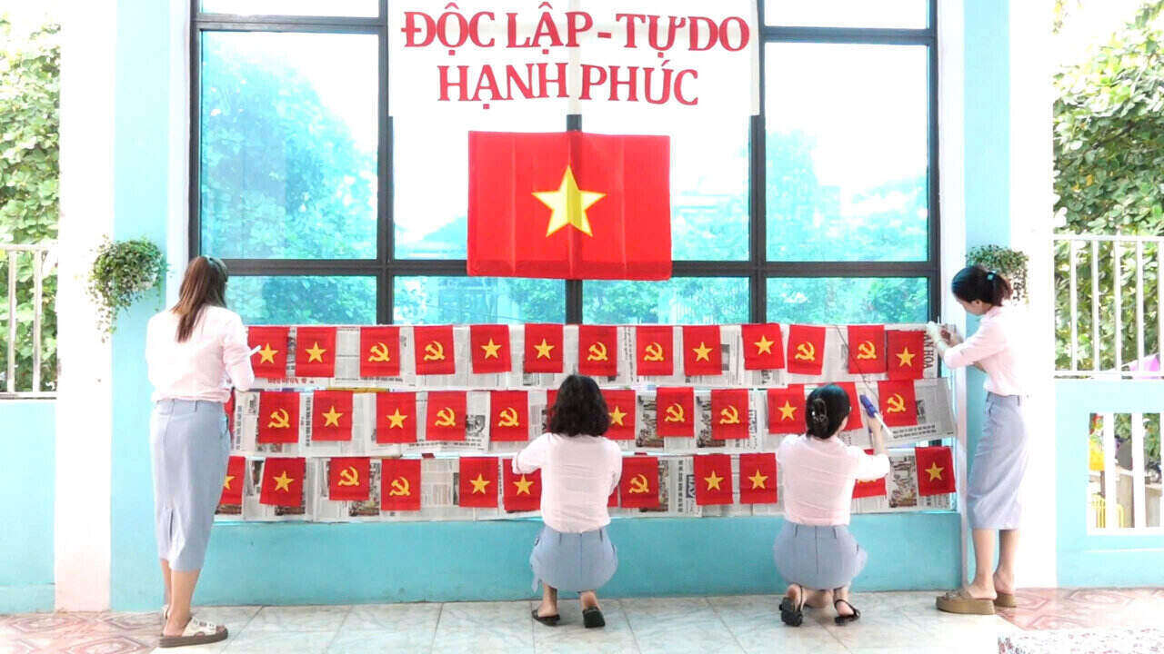 Giao vien mam non Tay Hai Phong tat bat chuan bi don tre tro lai truong. Anh: Mai Huong