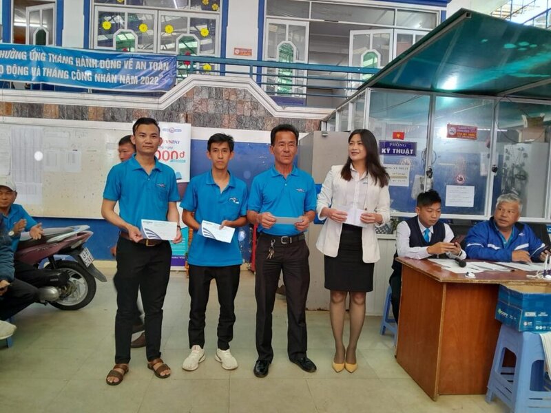 Cong doan co so phoi hop cung Cong ty TNHH Dong Thuy to chuc phong trao thi dua lao dong gioi, trao thuong cho nguoi lao dong dat doanh thu cao trong Thang Cong nhan. Anh: Do Lam