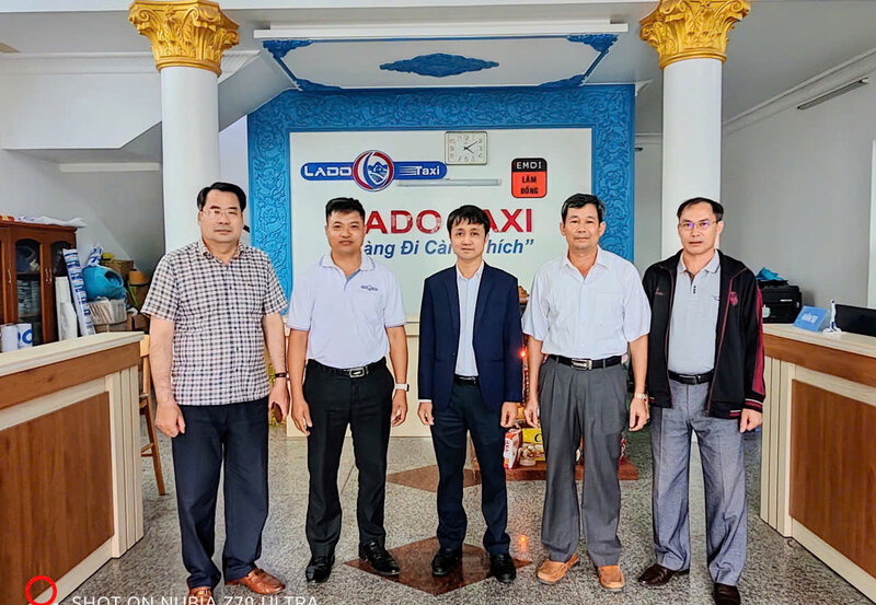 호꽁즈엉(Ho Cong Duong) 람동(Lam Dong)성 노동총연맹 상임 부위원장(가운데)과 실무단이 동투이(Dong Thuy) 유한회사 노동조합을 방문하여 업무를 보고 있습니다. 사진: Do Lam