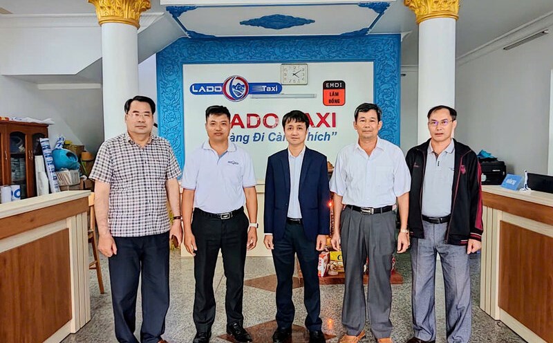 Mr. Ho Cong Duong - Permanent Vice President of Lam Dong Provincial Labor Federation (middle) and the working delegation visited and worked with the Trade Union of Dong Thuy Company Limited. Photo: Do Lam