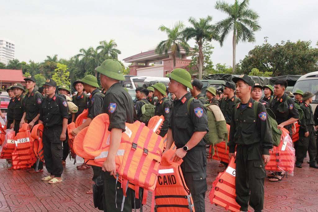 Nghe An Police launched a campaign to support people in responding to storm No. 5. Photo: Ngoc Anh