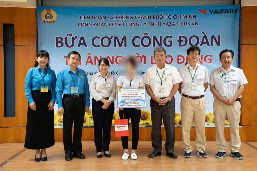 호치민시 노동총연맹 지도부 회사 지도부 및 노동조합이 어려움을 겪는 여성 조합원에게 지원금을 전달하고 있습니다. 사진: 노동조합 제공