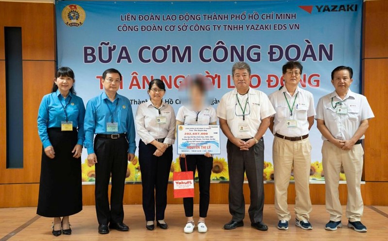 Leaders of the Ho Chi Minh City Labor Federation, company leaders and grassroots unions presented support to female union members in difficulty. Photo: Provided by the Trade Union