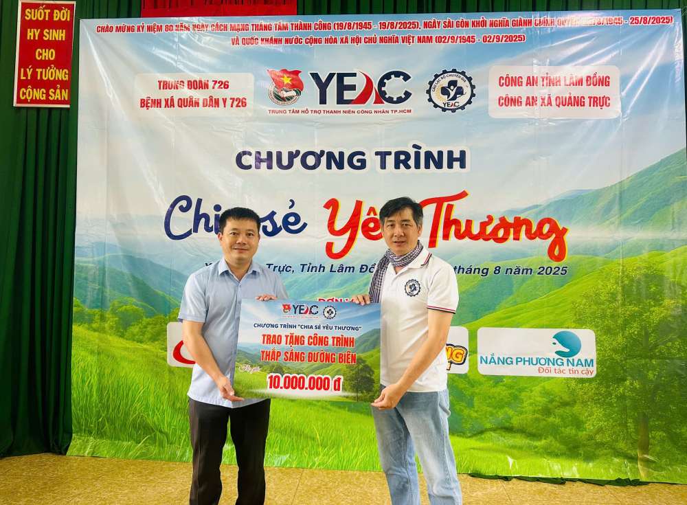 Ban to chuc da trao bieu trung cong trinh “Thap sang duong bien” tri gia 10 trieu dong cho dia phuong trong chuong trinh 