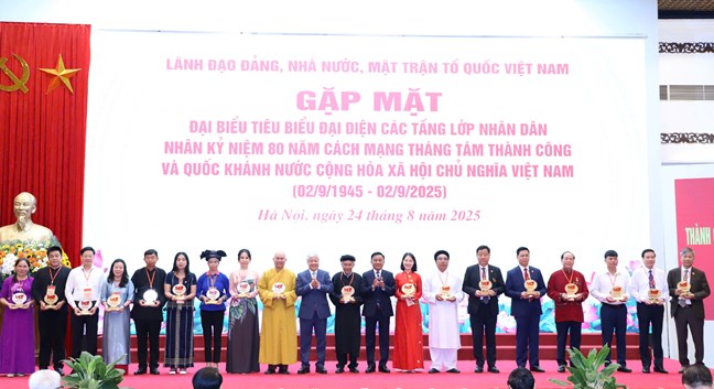 Thuong truc Ban Bi thu Tran Cam Tu va Chu tich Uy ban Trung uong MTTQ Viet Nam Do Van Chien tang qua luu niem cho dai bieu tham du. Anh: Quang Vinh