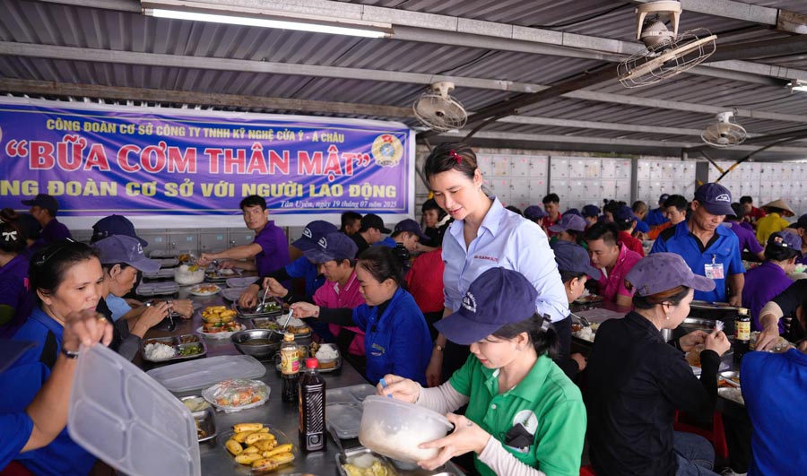Cua Y A Chau 기술 유한 회사 노동조합은 노동자를 돌보기 위해 매달 노동조합 점심 식사 조직을 유지합니다. 사진: Dinh Trong