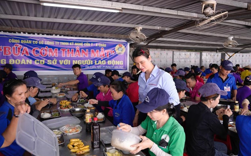 The Trade Union of Cua It A Chau Technology Co., Ltd. maintains a monthly Trade Union Meal to take care of workers. Photo: Dinh Trong