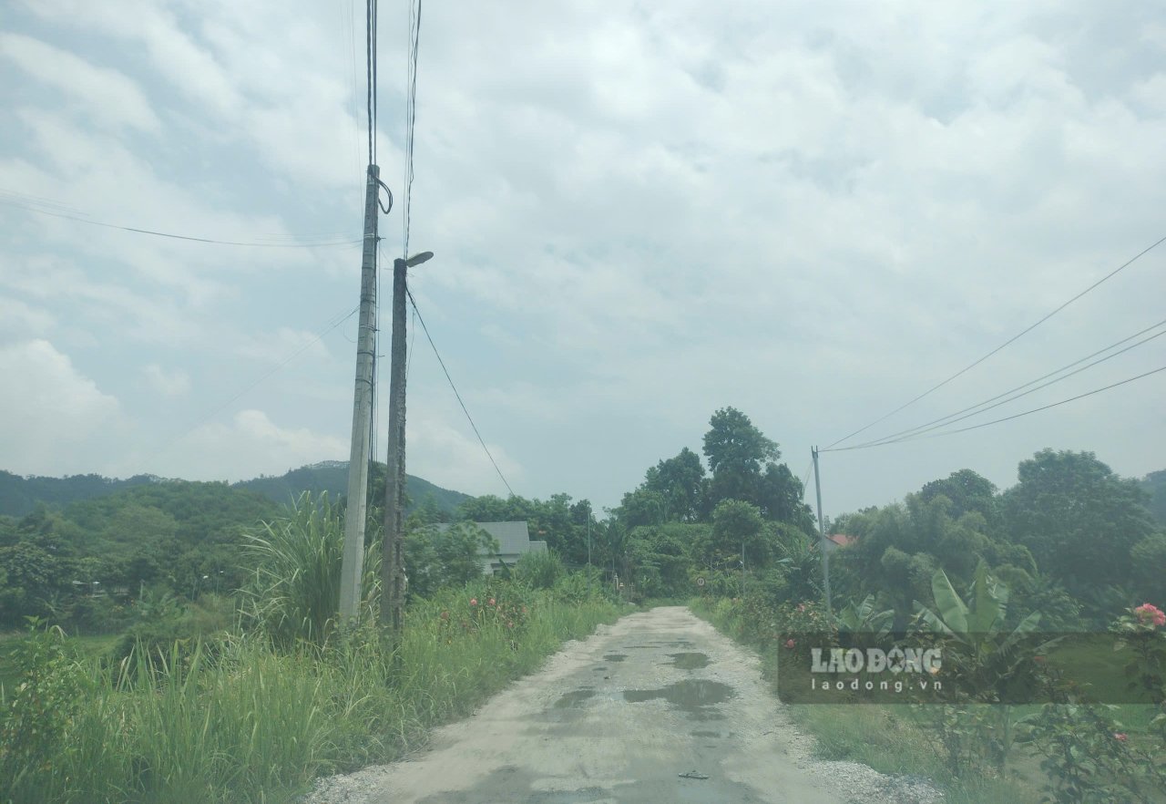 Duong chinh tu Quoc lo 70 vao bi bam nat chua co phuong an khac phuc. Anh: Van Duc.
