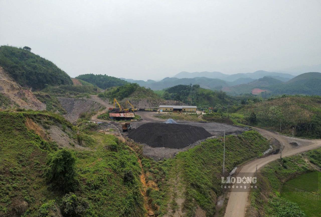 The Department of Agriculture and Environment of Lao Cai province established an inspection team for the Hong Quang coal mine after a report from Lao Dong Newspaper. Photo: Van Duc.