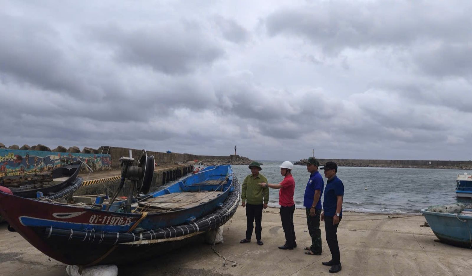 Con Co特別区人民委員会の指導者は、台風5号を避けるために避難壕に入る前に、船舶を安全な場所に避難させる作業を検査しました。写真:H.Nguyen