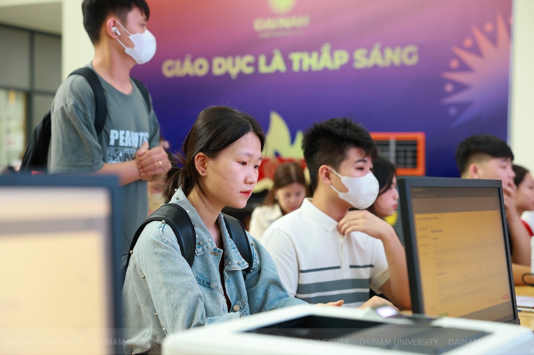 Sinh vien lam thu tuc nhap hoc Truong Dai hoc Dai Nam trong 2 ngay 23 – 24.8.2025. Anh: Nha truong cung cap