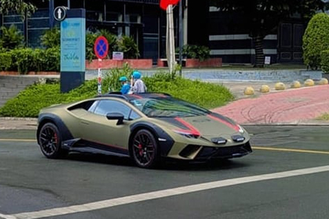 El Lamborghini Huracan Sterrato es un modelo de supercoche todoterreno raro en Vietnam. Foto: Jason Pham