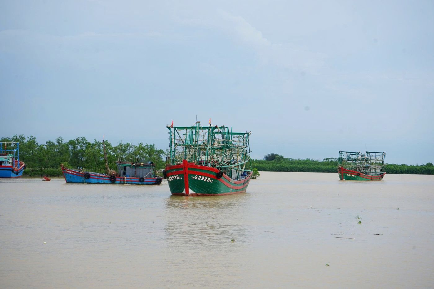 Thanh Hoa省Sam Sonの漁民は、台風5号の避難場所に急いで船を運んでいます。写真:Quach Du