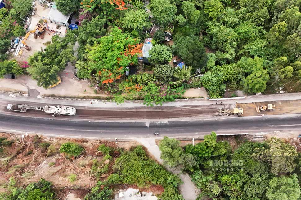 Unidades de gestion de carreteras reparan y dañan la superficie de la carretera Nacional 1D (barrio de Quy Nhon Nam Gia Lai). Foto: Hoai Phuong