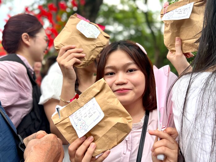 Mon qua de thuong cua chien si tang nguoi dan khi xem hop luyen dieu binh. Anh: Cuong Ngo