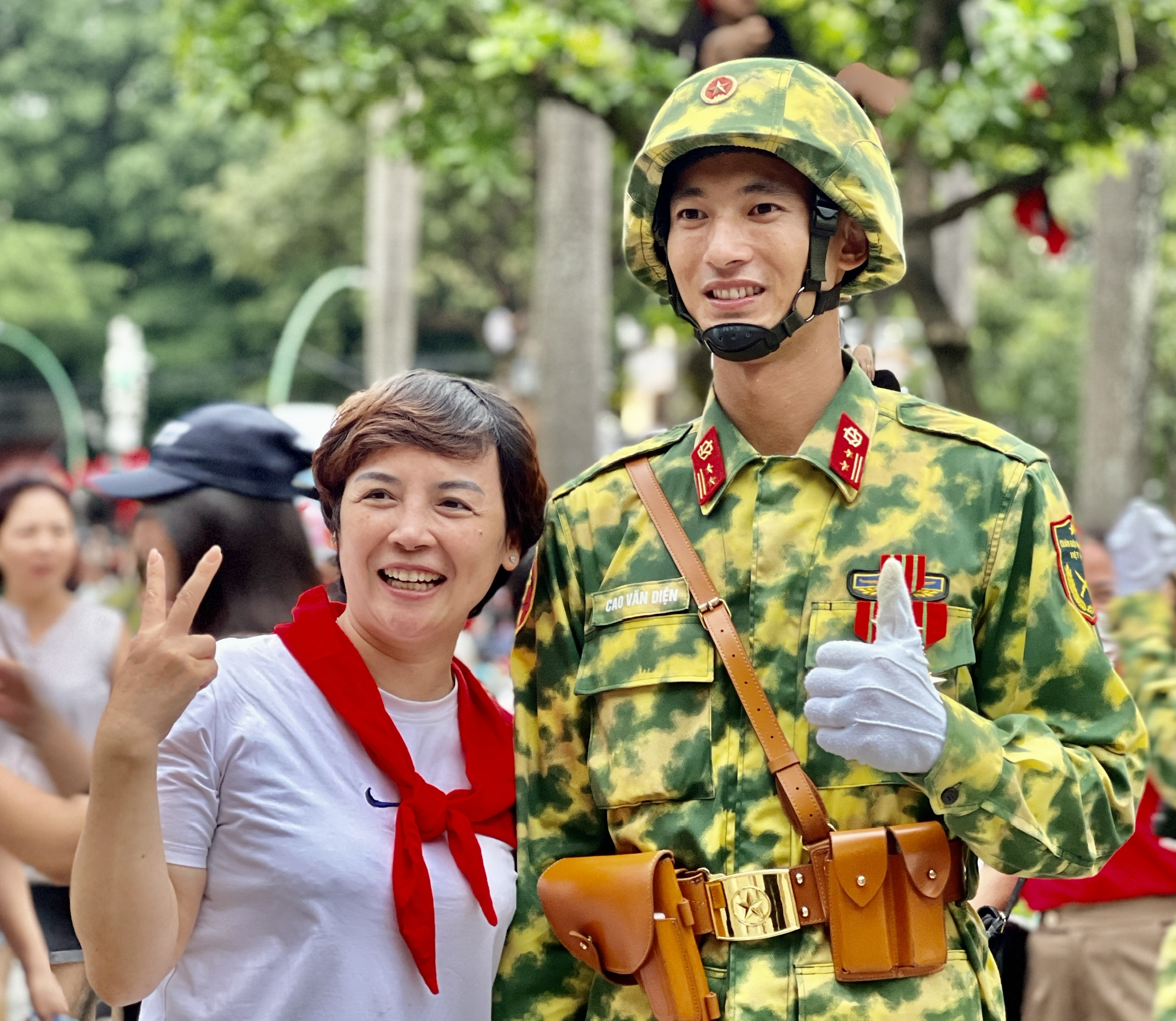 Nguoi dan chup hinh luu niem cung chien si tang thiet giap tren duong Thanh Nien. Anh: Cuong Ngo  