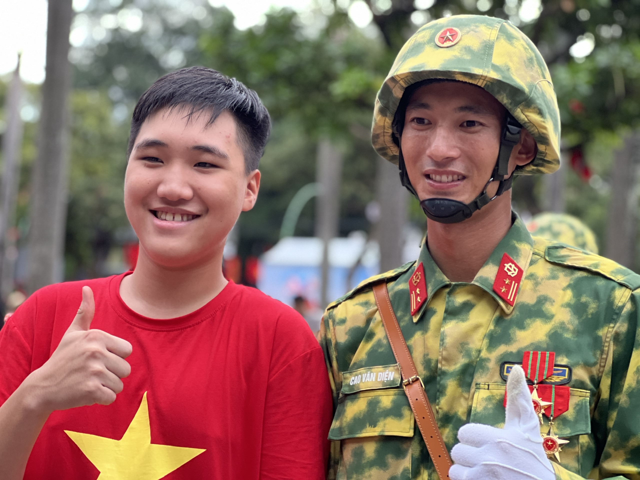 Nguoi dan chup hinh luu niem cung chien si tang thiet giap tren duong Thanh Nien. Anh: Cuong Ngo  