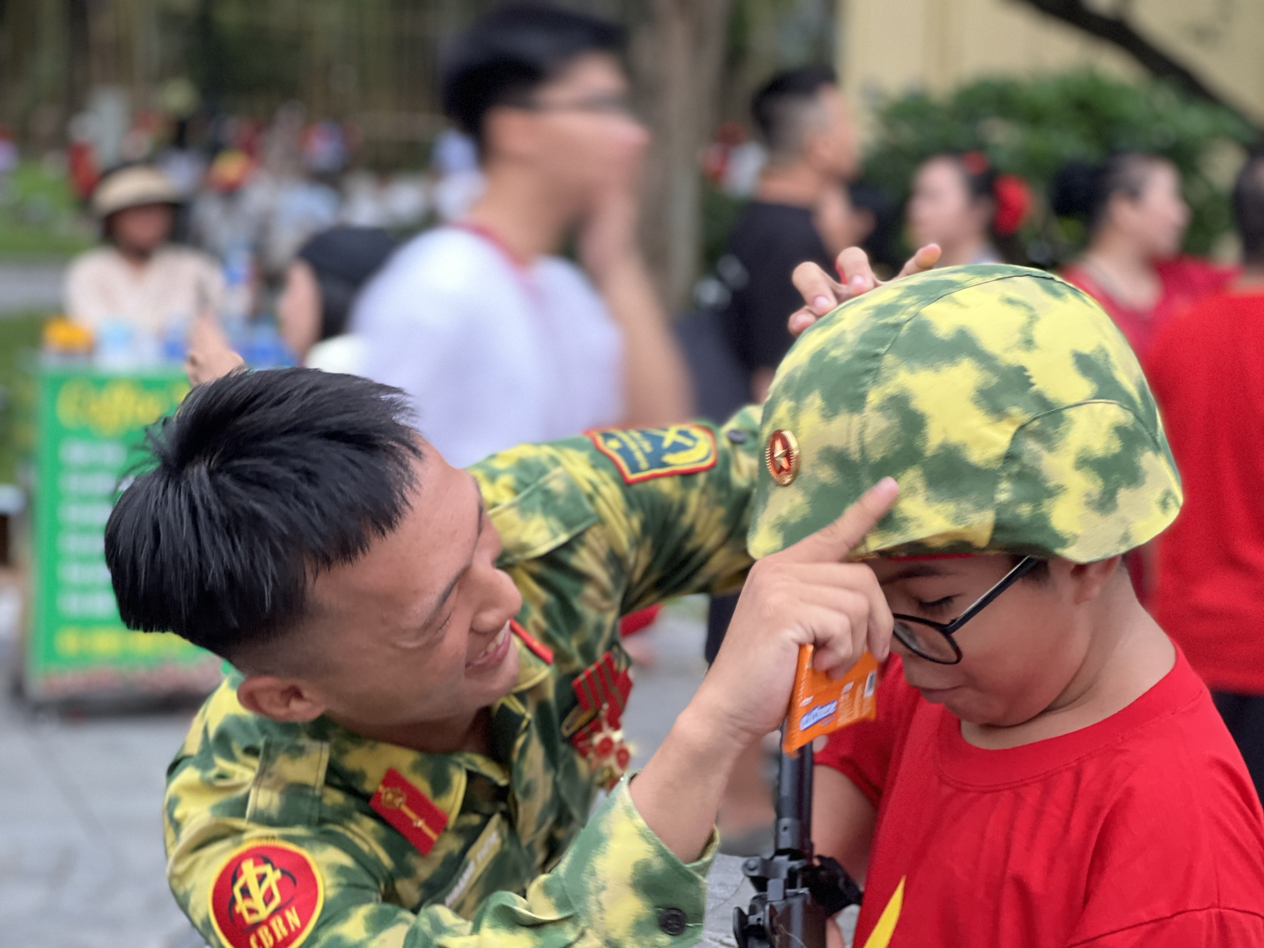 Nguoi dan chup hinh luu niem cung chien si tang thiet giap tren duong Thanh Nien. Anh: Cuong Ngo  