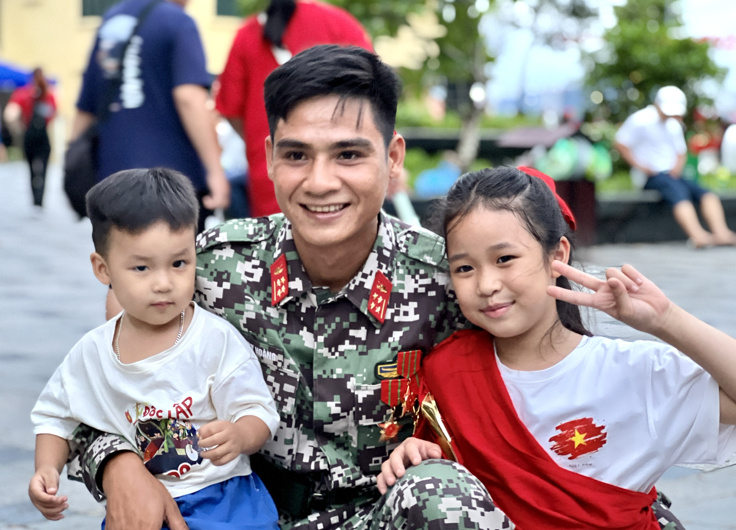 Nguoi dan chup hinh luu niem cung chien si tang thiet giap tren duong Thanh Nien. Anh: Cuong Ngo  