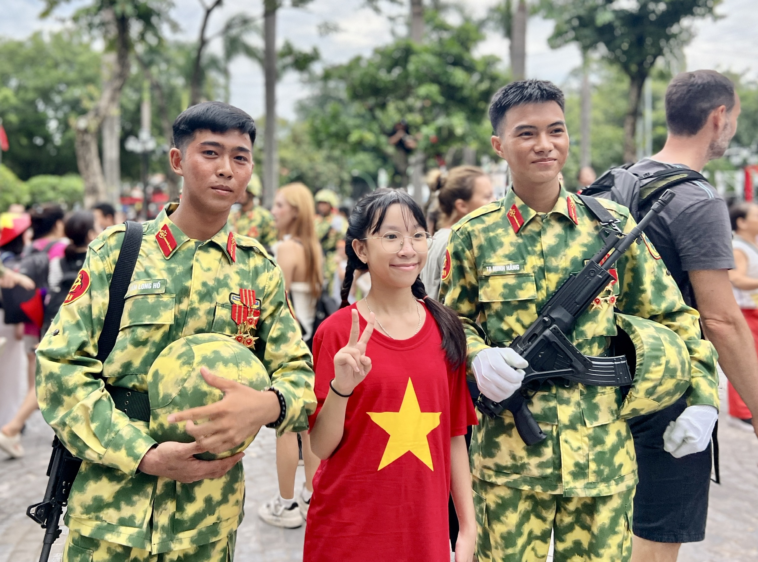 Nguoi dan chup hinh luu niem cung chien si tang thiet giap tren duong Thanh Nien. Anh: Cuong Ngo  