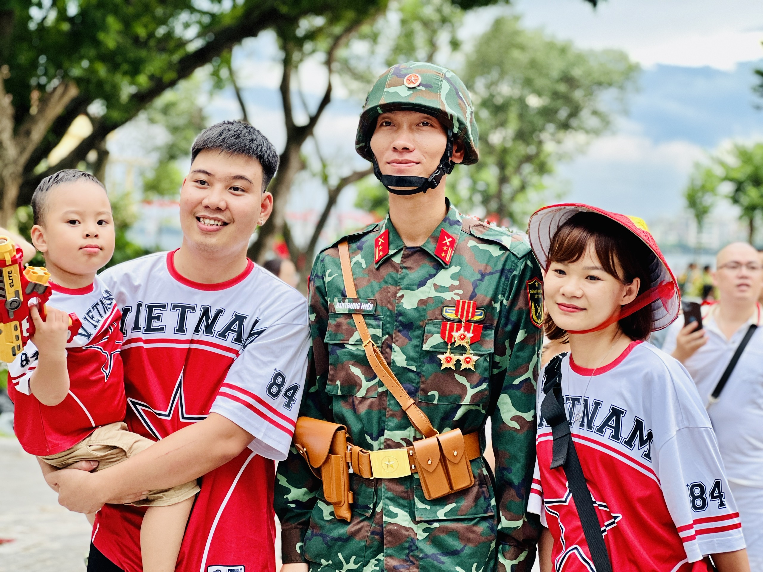 Nguoi dan chup hinh luu niem cung chien si tang thiet giap tren duong Thanh Nien. Anh: Cuong Ngo  