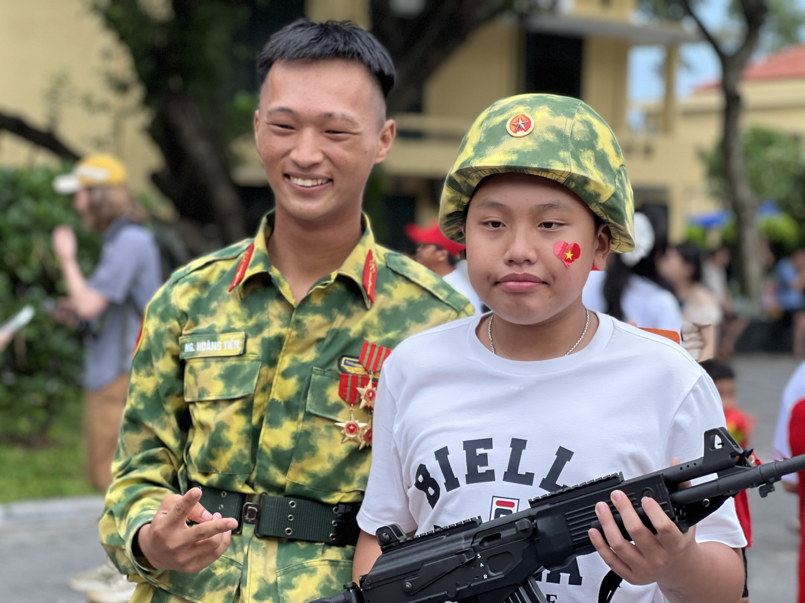Nguoi dan chup hinh luu niem cung chien si tang thiet giap tren duong Thanh Nien. Anh: Cuong Ngo  