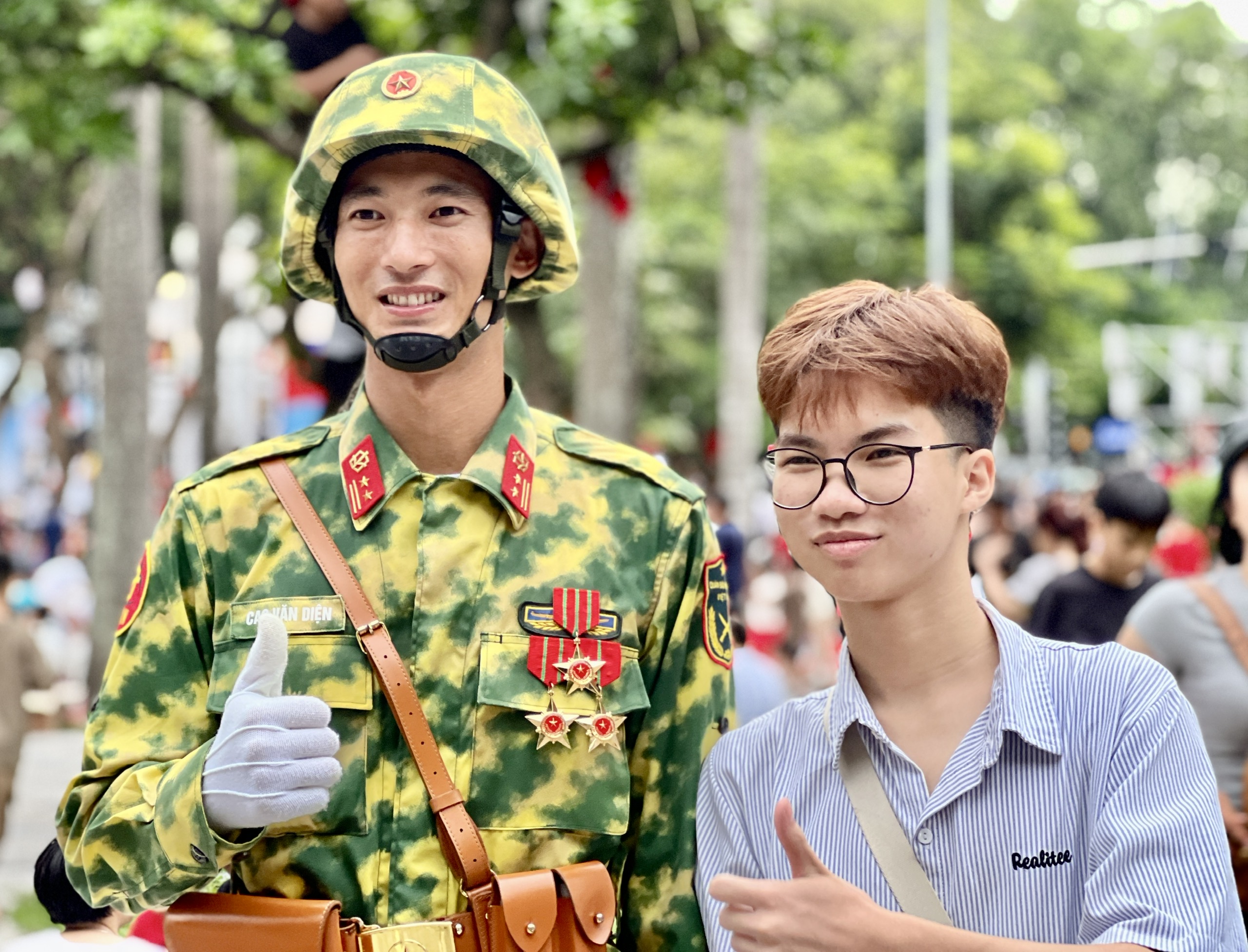 Nguoi dan chup hinh luu niem cung chien si tang thiet giap tren duong Thanh Nien. Anh: Cuong Ngo