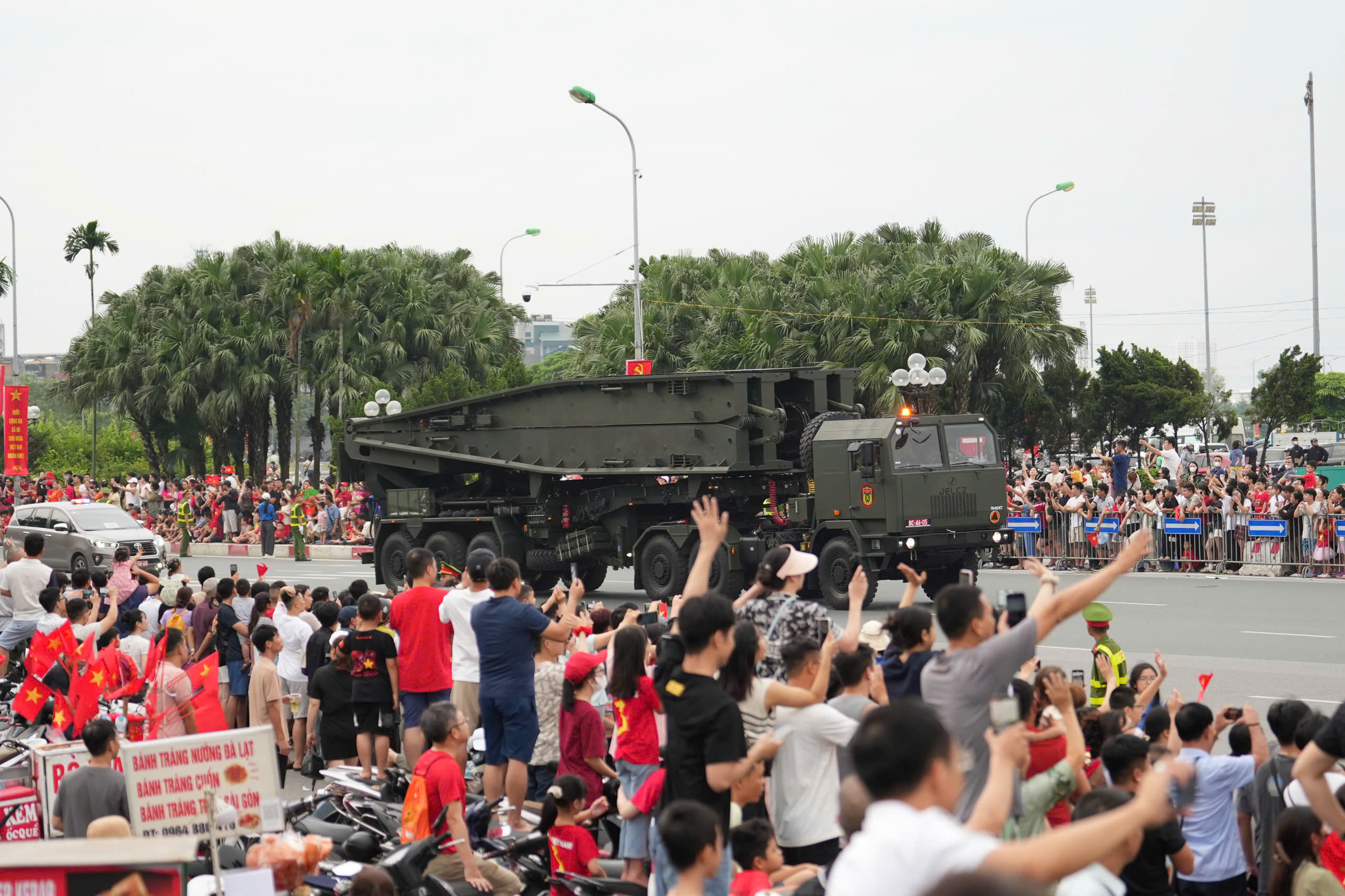 16h45: Doan xe phao Quan su banh lop, xe dac chung Cong an xuat phat tu Truong dua F1 vao trung tam thanh pho de tong hop luyen dieu binh, dieu hanh dip ky niem 80 nam Quoc khanh. Anh: Huu Chanh