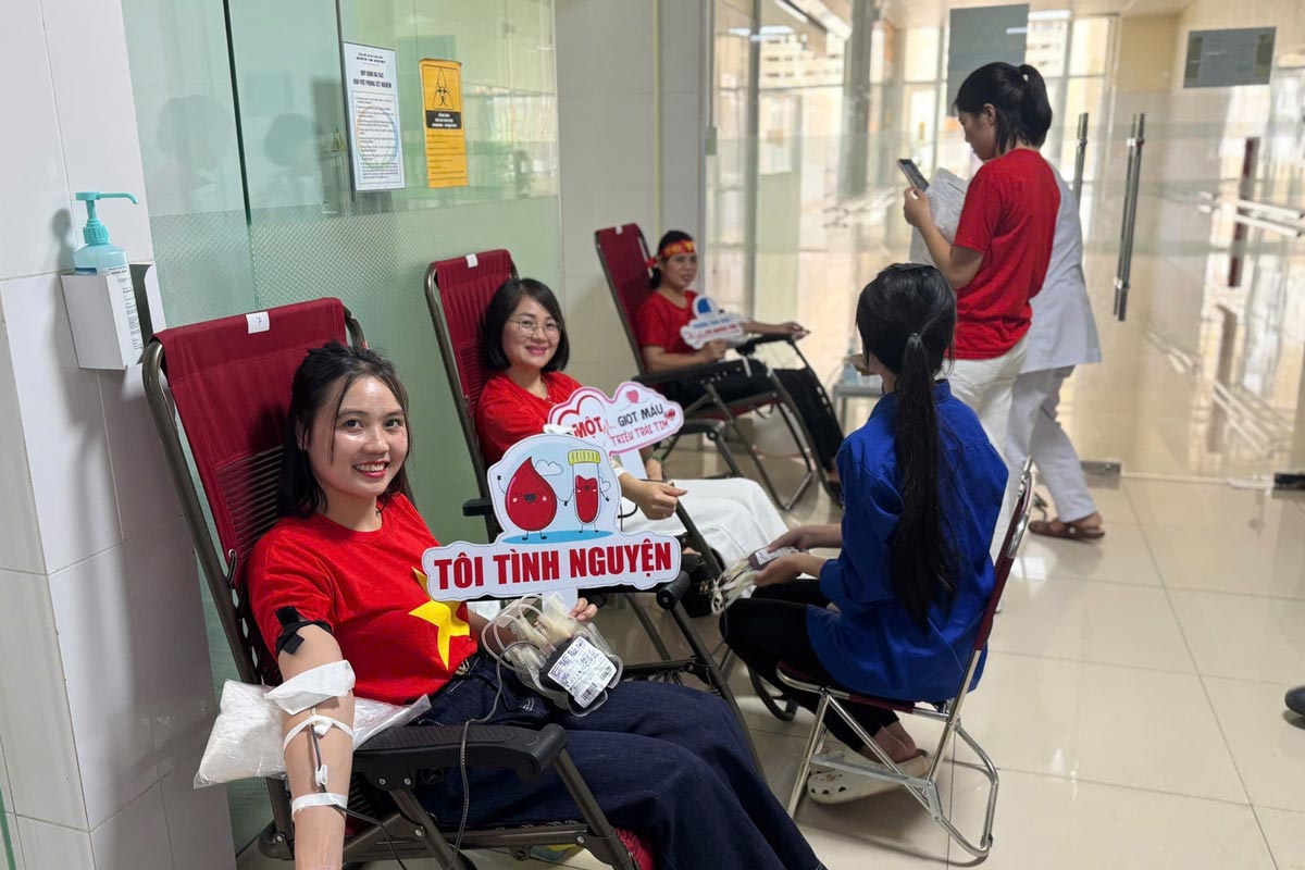 El ambiente de la donacion de sangre fue animado lleno de espiritu de compartir y responsabilidad comunitaria. Foto: Hospital de Obstetricia y Pediatria de Quang Ninh