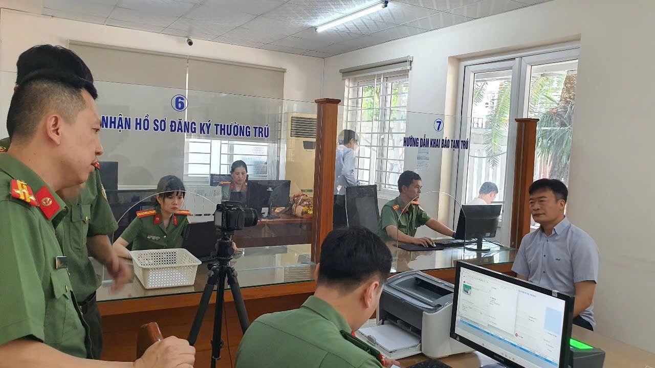 카인호아성 공안부 출입국 관리국은 외국인에게 레벨 2 전자 식별 계정을 발급합니다. 사진: 프엉린