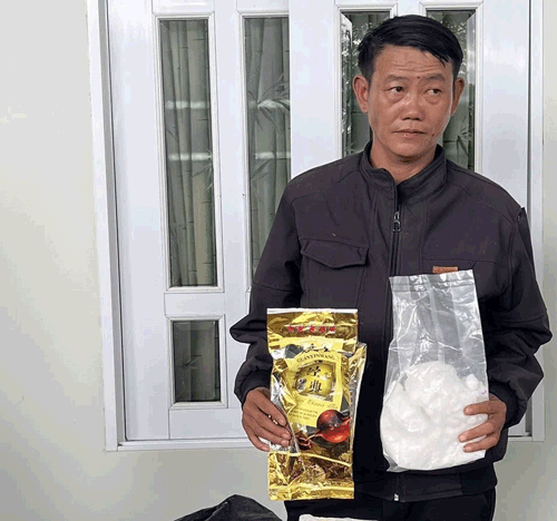 El sujeto Tho fue arrestado junto con las pruebas materiales que eran drogas de piedra en Quang Ngai. Foto: Cong an