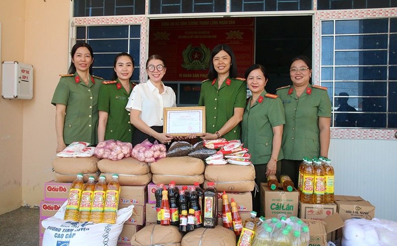 In addition to launching an emulation movement, the People's Public Security Trade Union also cares about the lives of union members and workers. Photo: Quang Huy