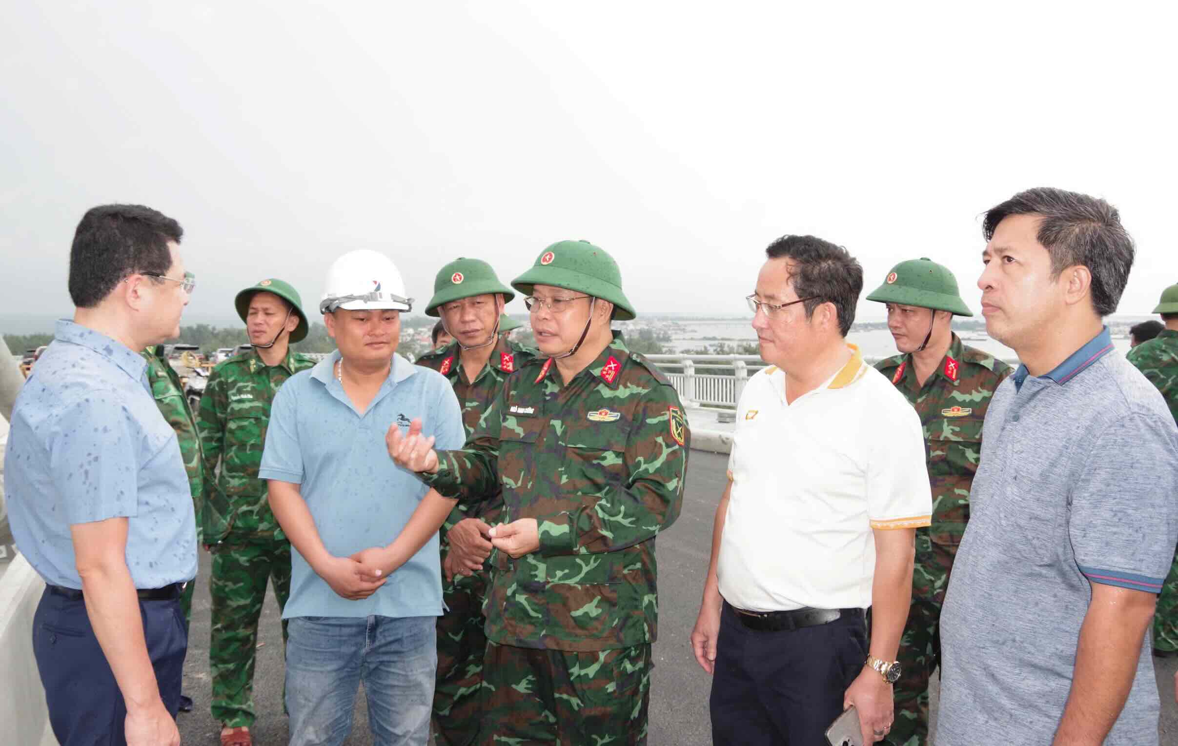 Deputy Commander of Military Region 4 and leaders of Hue City inspect the work of preventing and fighting storm No. 5. Photo: Quang Dao