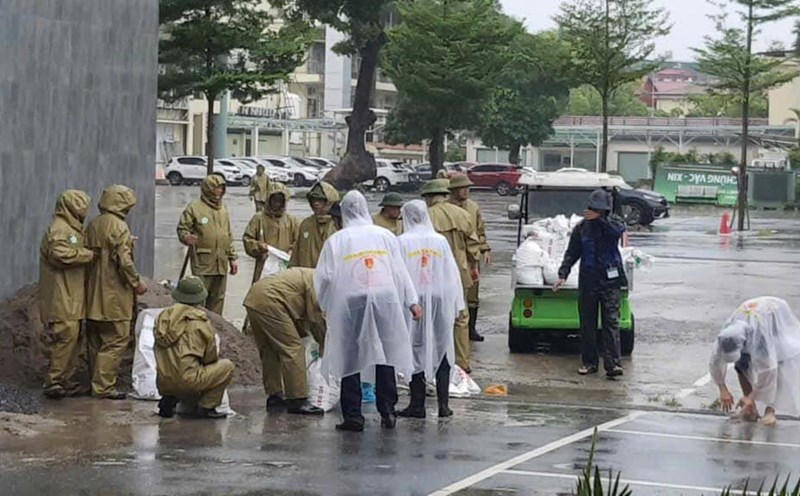 Storm No. 5 is approaching, the Ministry of Health has put 12 provinces and cities in a state of emergency. Photo: Thanh Duong