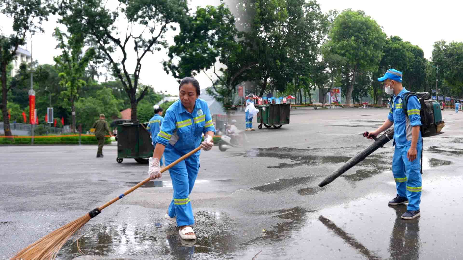The streets are bustling with the 2.9 parade, environmental workers still quietly contribute