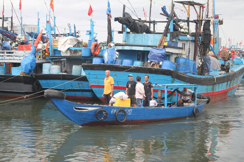Many fishermen in Da Nang are busy anchoring their boats and moving their belongings to shore to return home to avoid the storm. Photo: Thanh Huyen